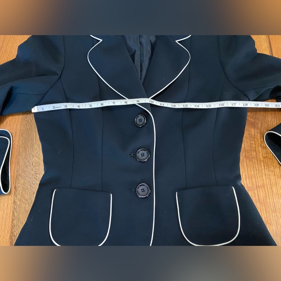 Tahari Arthur S. Levine Black Blazer with Ivory Piping, Front Pockets, Size 6 - Picture 8 of 10